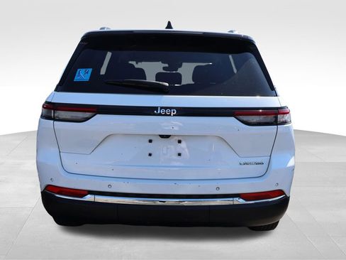 Used 2024 Jeep Grand Cherokee Laredo image 11