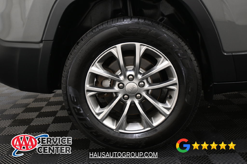 Used 2019 Jeep Cherokee Latitude Plus w/ Cold Weather Group AWD/4WD image 32