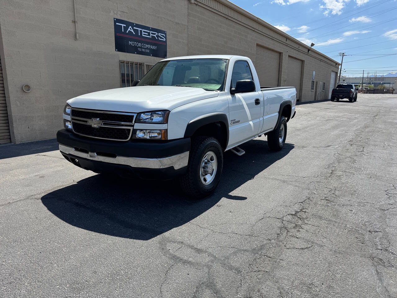 Used 2006 Chevrolet Silverado 2500 W/T w/ Heavy-Duty Power Package AWD/4WD image 2