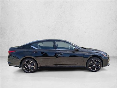 Used 2024 Nissan Altima 2.5 SR w/ SR Premium Package FWD image 4
