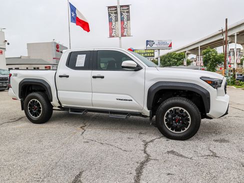 Certified 2024 Toyota Tacoma TRD Off-Road AWD/4WD image 6