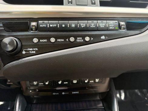 Used 2020 Lexus ES 300h w/ Accessory Package 2 FWD image 21