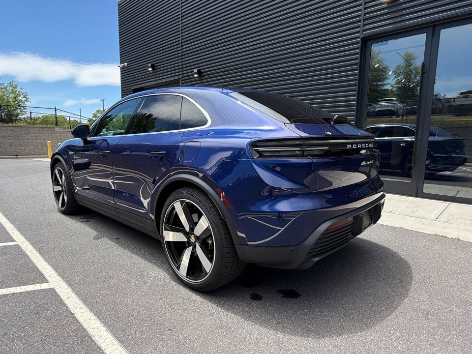 Used 2025 Porsche Macan 4S Electric AWD/4WD image 3