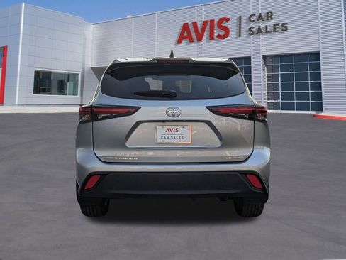 Used 2024 Toyota Highlander LE image 5