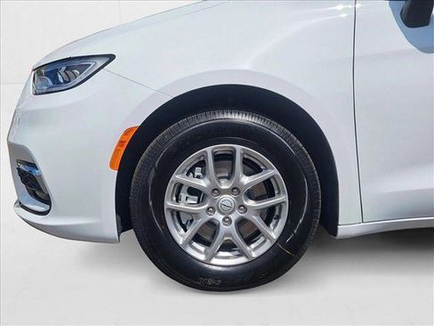 New 2025 Chrysler Pacifica Select image 17