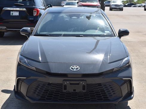 Used 2025 Toyota Camry SE w/ Convenience Package image 3