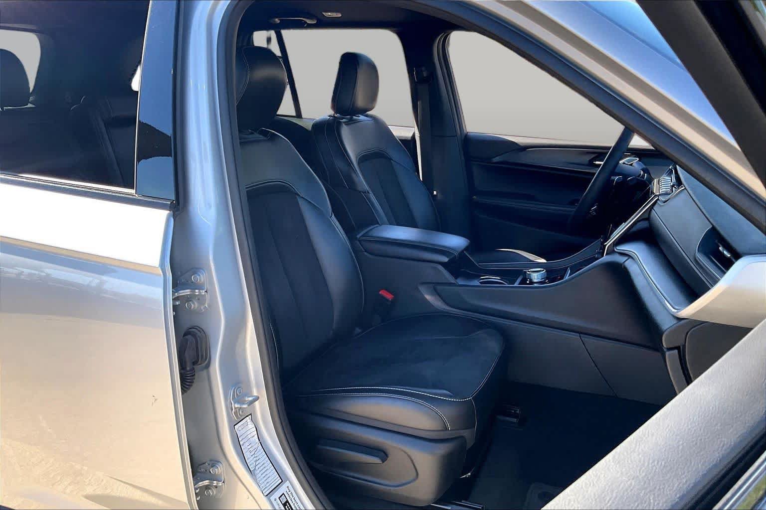 Used 2025 Jeep Grand Cherokee Altitude AWD/4WD image 9