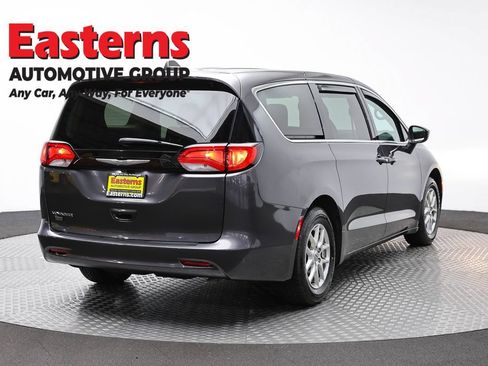 Used 2022 Chrysler Voyager LX FWD image 5