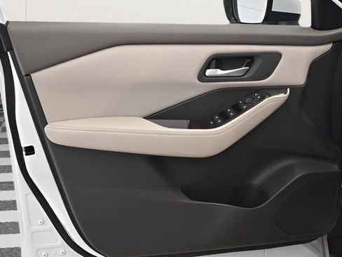 Used 2025 Nissan Rogue SV image 22