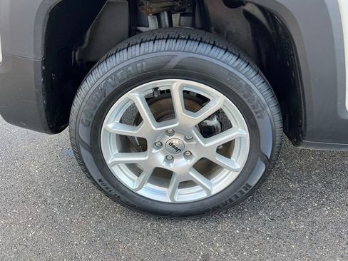 Used 2022 Jeep Renegade Latitude AWD/4WD image 10