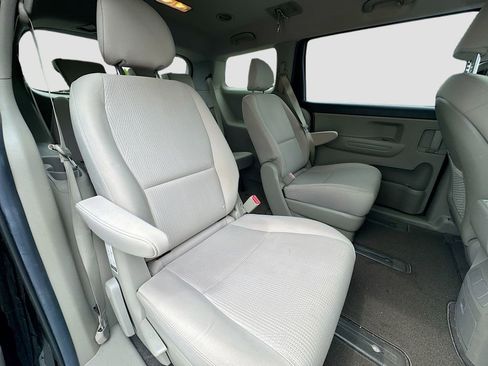 Used 2020 Kia Sedona LX FWD image 26