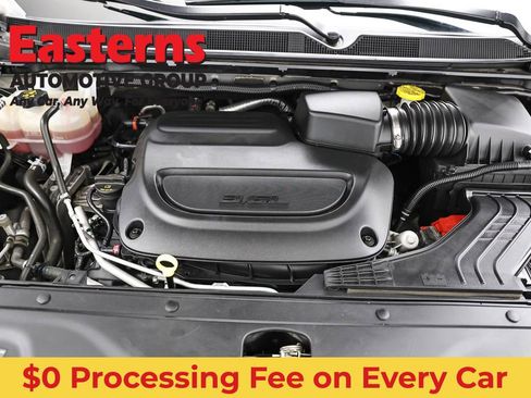 Used 2023 Chrysler Pacifica Touring-L FWD image 7