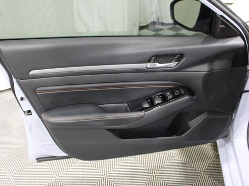 Used 2023 Nissan Altima 2.5 SR w/ SR Premium Package FWD image 6
