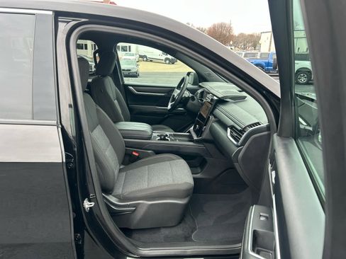 Used 2025 GMC Acadia Elevation image 16