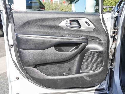 Used 2022 Chrysler Pacifica Limited w/ Uconnect Theater Family Group FWD image 24