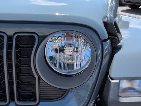 Used 2025 Jeep Gladiator Sport AWD/4WD image 10