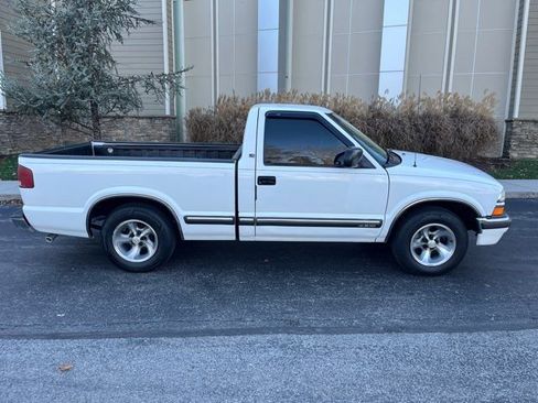 Used 2001 Chevrolet S10 Pickup LS w/ Preferred Equipment Group image 4