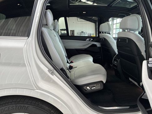 Used 2024 BMW X7 xDrive40i w/ Premium Package AWD/4WD image 14