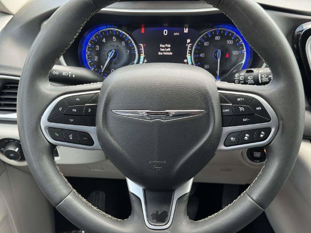 Used 2023 Chrysler Pacifica Touring-L FWD image 20