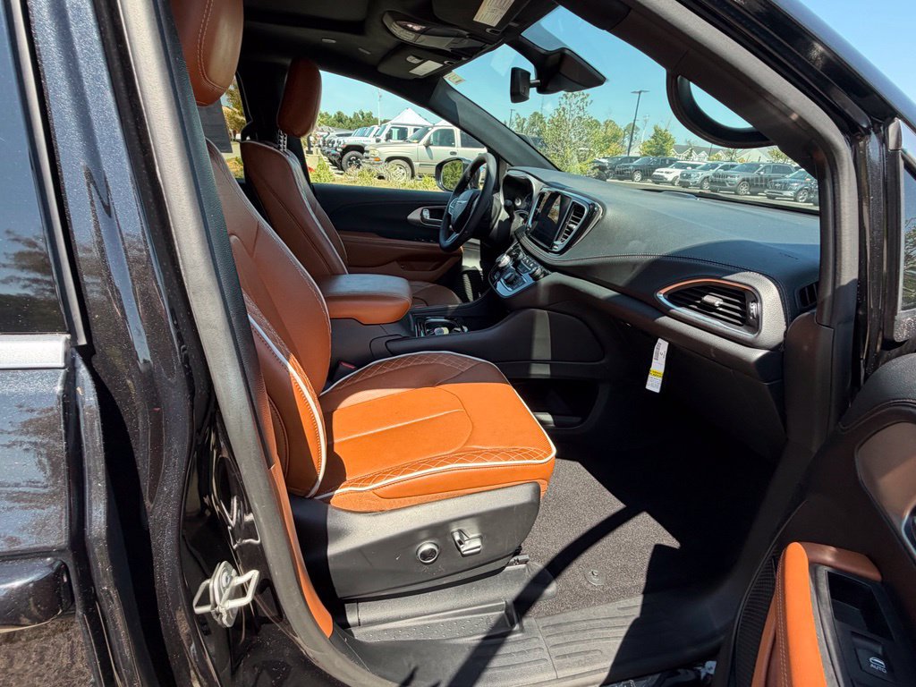 Used 2024 Chrysler Pacifica Pinnacle FWD image 47
