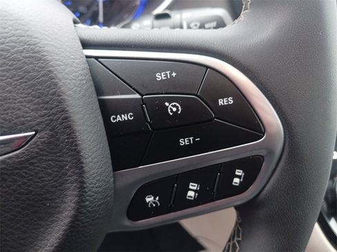 Used 2024 Chrysler Pacifica Touring-L image 32