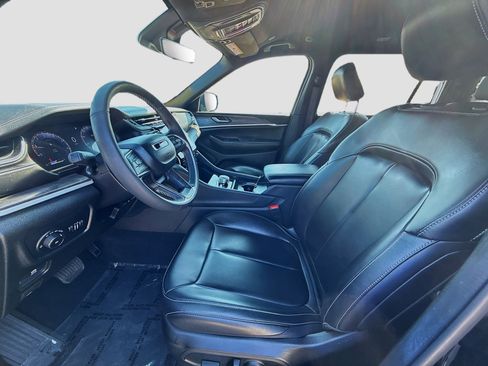 Used 2025 Jeep Grand Cherokee L Limited w/ Black Appearance Package image 19