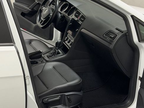 Used 2018 Volkswagen Golf SE image 11