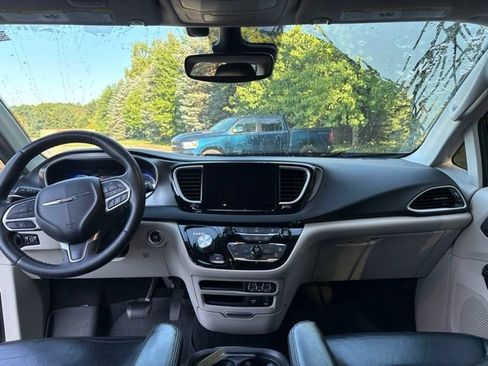 Used 2022 Chrysler Pacifica Touring-L FWD image 5