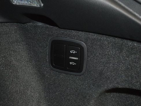 Certified 2025 Porsche Macan AWD/4WD image 41