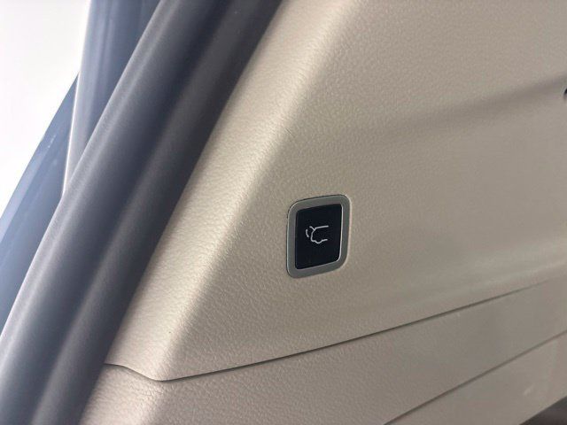 Used 2023 Chrysler Voyager LX FWD image 9