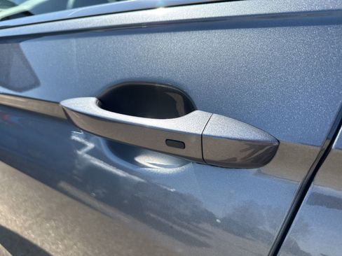 Certified 2022 Volkswagen Tiguan SEL R-Line image 9