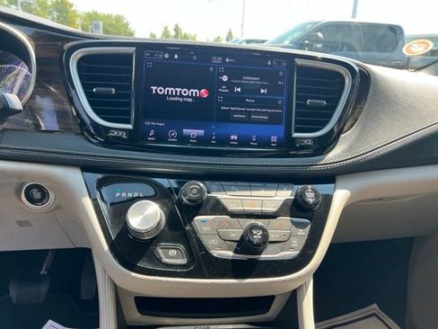 Used 2021 Chrysler Pacifica Limited AWD/4WD image 15