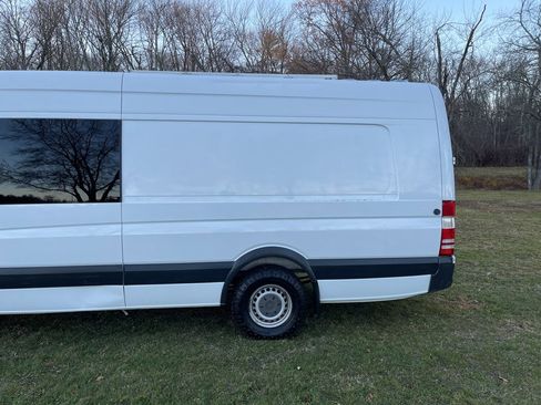 Used 2011 Freightliner Sprinter 2500 RWD image 19