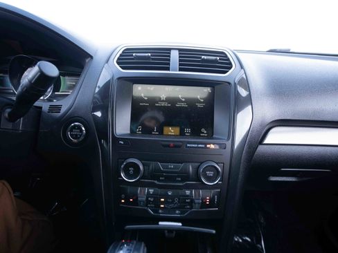 Used 2018 Ford Explorer XLT w/ Equipment Group 202A image 17