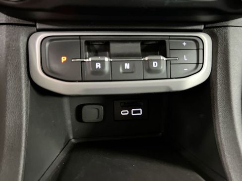 Used 2023 GMC Acadia SLT image 17