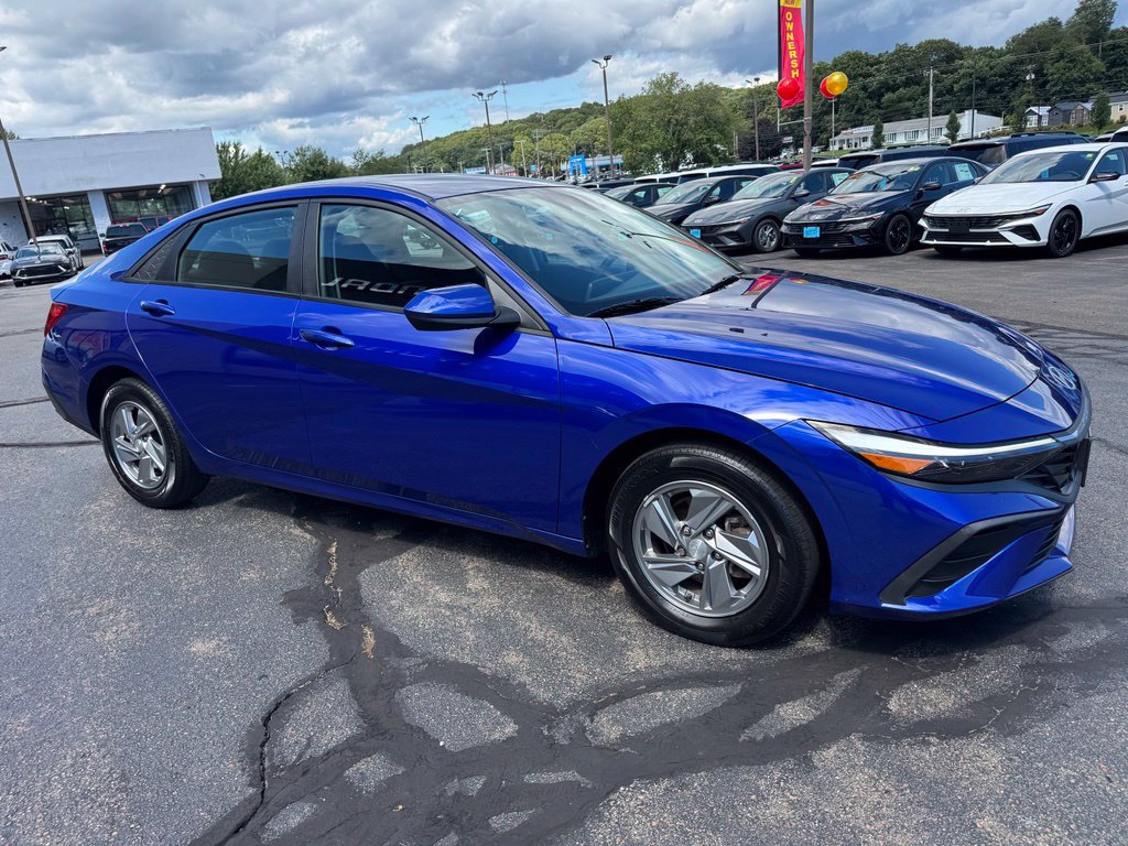 Used 2024 Hyundai Elantra SE FWD image 3