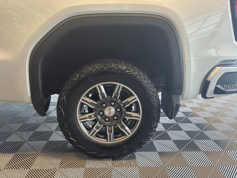 Used 2024 GMC Sierra 1500 AT4 w/ Technology Package AWD/4WD image 9