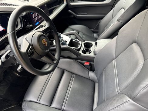 Certified 2024 Porsche Cayenne AWD/4WD image 4