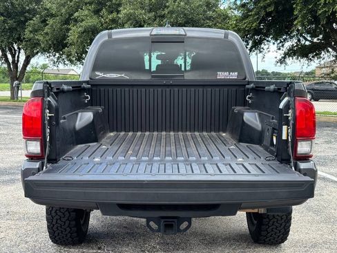 Used 2019 Toyota Tacoma TRD Off-Road AWD/4WD image 6