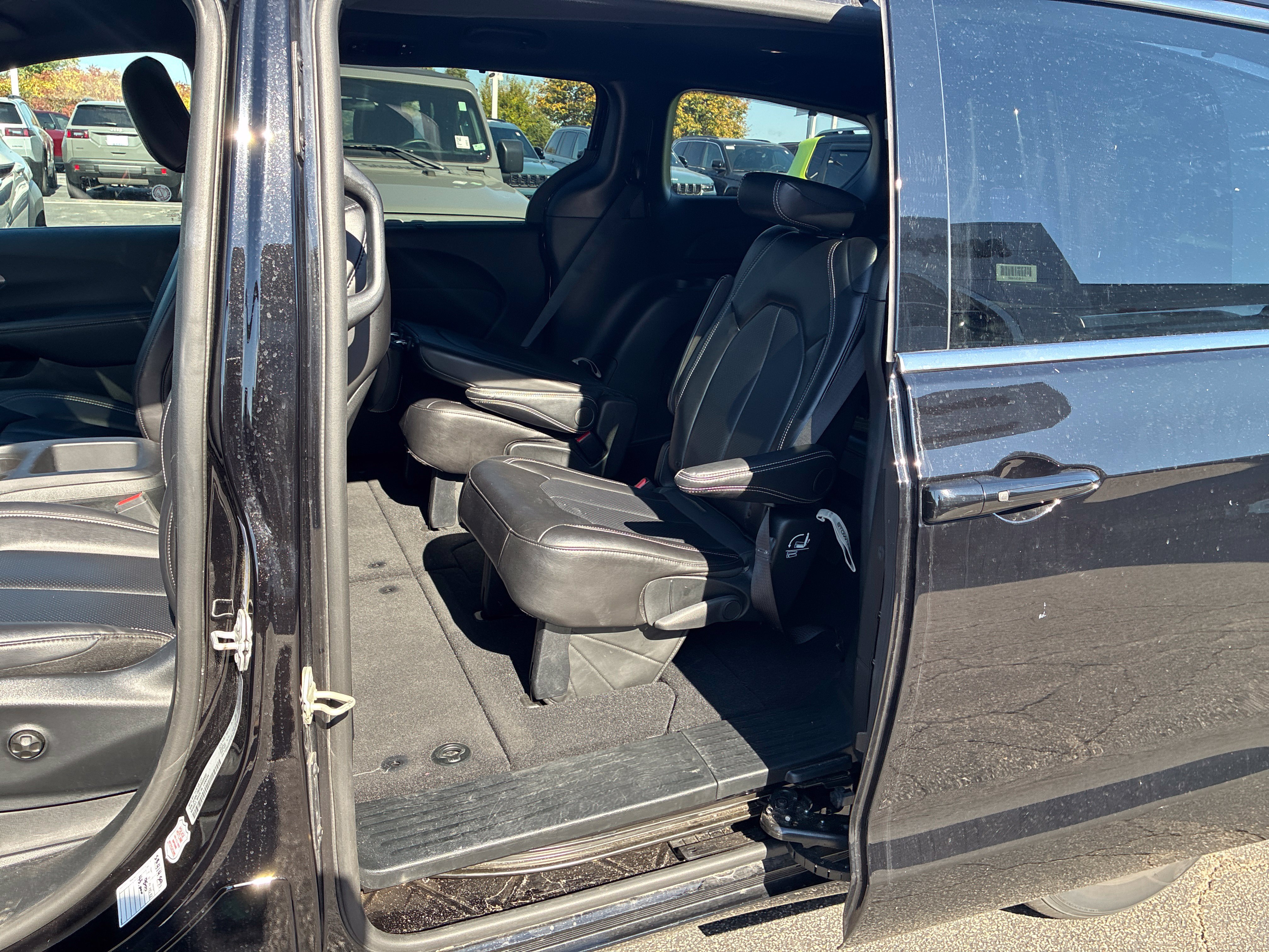 Used 2025 Chrysler Pacifica Select FWD image 21