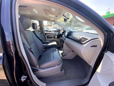 Used 2013 Volkswagen Routan SE image 24