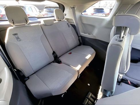 Used 2024 Toyota Sienna LE image 5