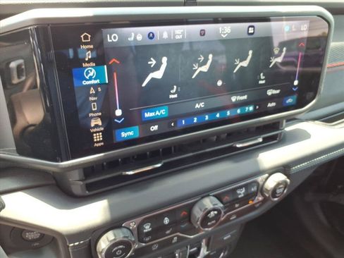 Used 2024 Jeep Gladiator Rubicon w/ Technology Group AWD/4WD image 20