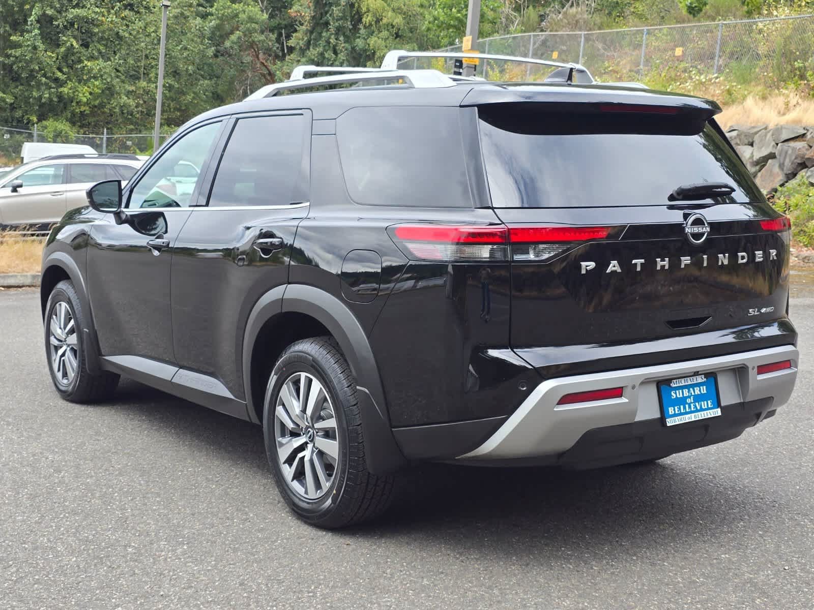 Used 2023 Nissan Pathfinder SL AWD/4WD image 3