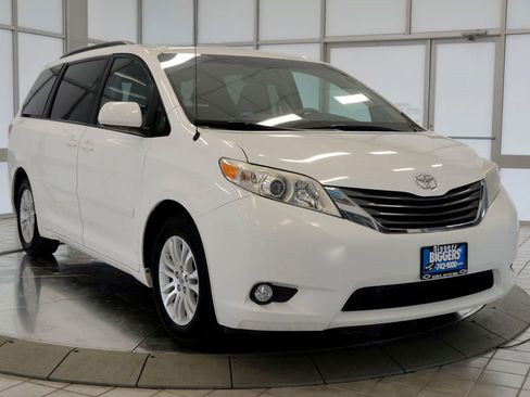 Used 2014 Toyota Sienna XLE image 2