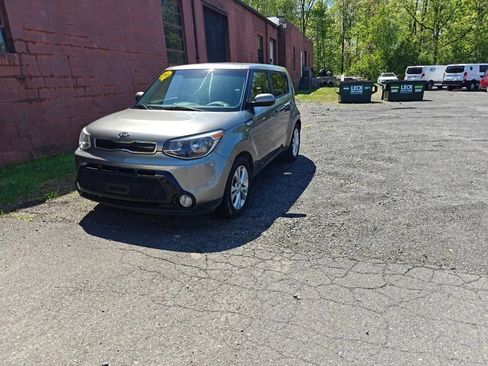 Used 2016 Kia Soul + FWD image 2