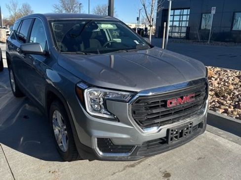 Used 2024 GMC Terrain SLE image 3