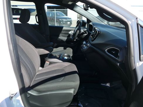 Used 2024 Chrysler Pacifica Touring image 26