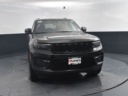 New 2025 Jeep Grand Cherokee Altitude w/ MOPAR Finishing Package AWD/4WD image 2