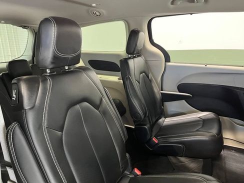 Used 2024 Chrysler Pacifica Touring-L FWD image 14